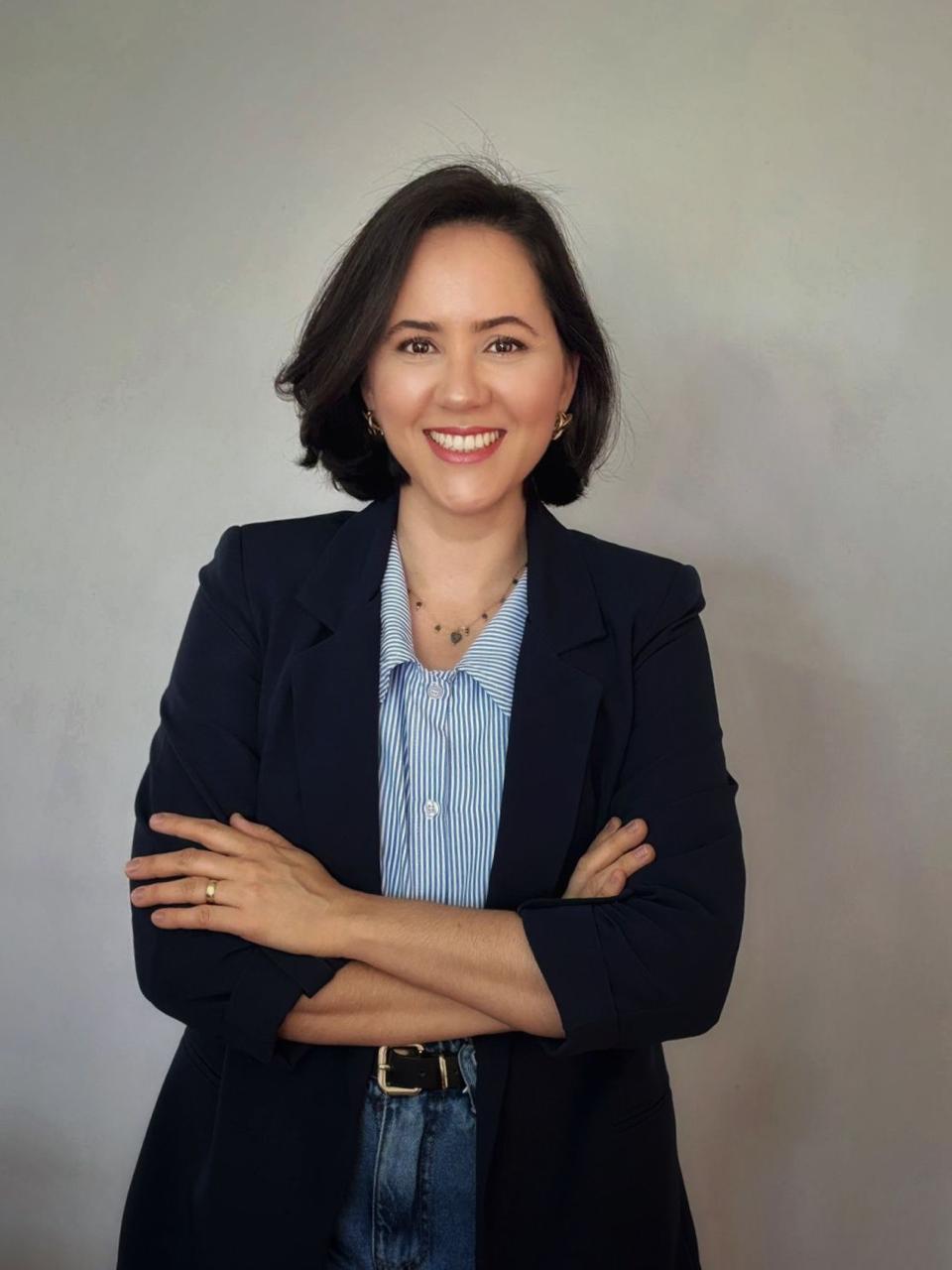 Foto institucional da advogada (substituir pela foto oficial)